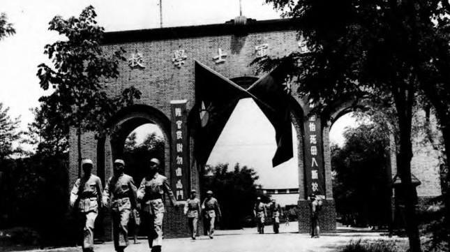 抗战时期，中央陆军军官学校的校门的照片，门口标语 “贪生怕死莫入斯门，升官发财请