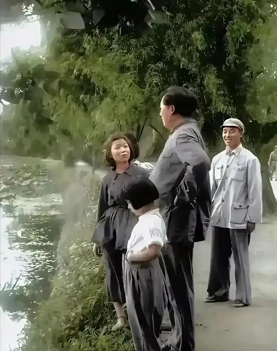难得一见的照片，
女儿学着父亲的模样，
双手叉腰，
相似度还是很高的。