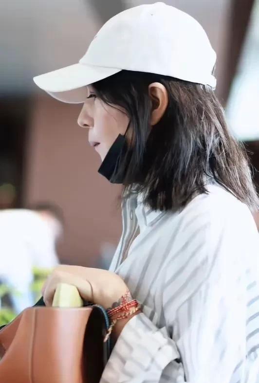 赵薇带女儿小四月出现在首都机场，15岁小四月身高一米七，肤白貌美大长腿，和爸爸黄