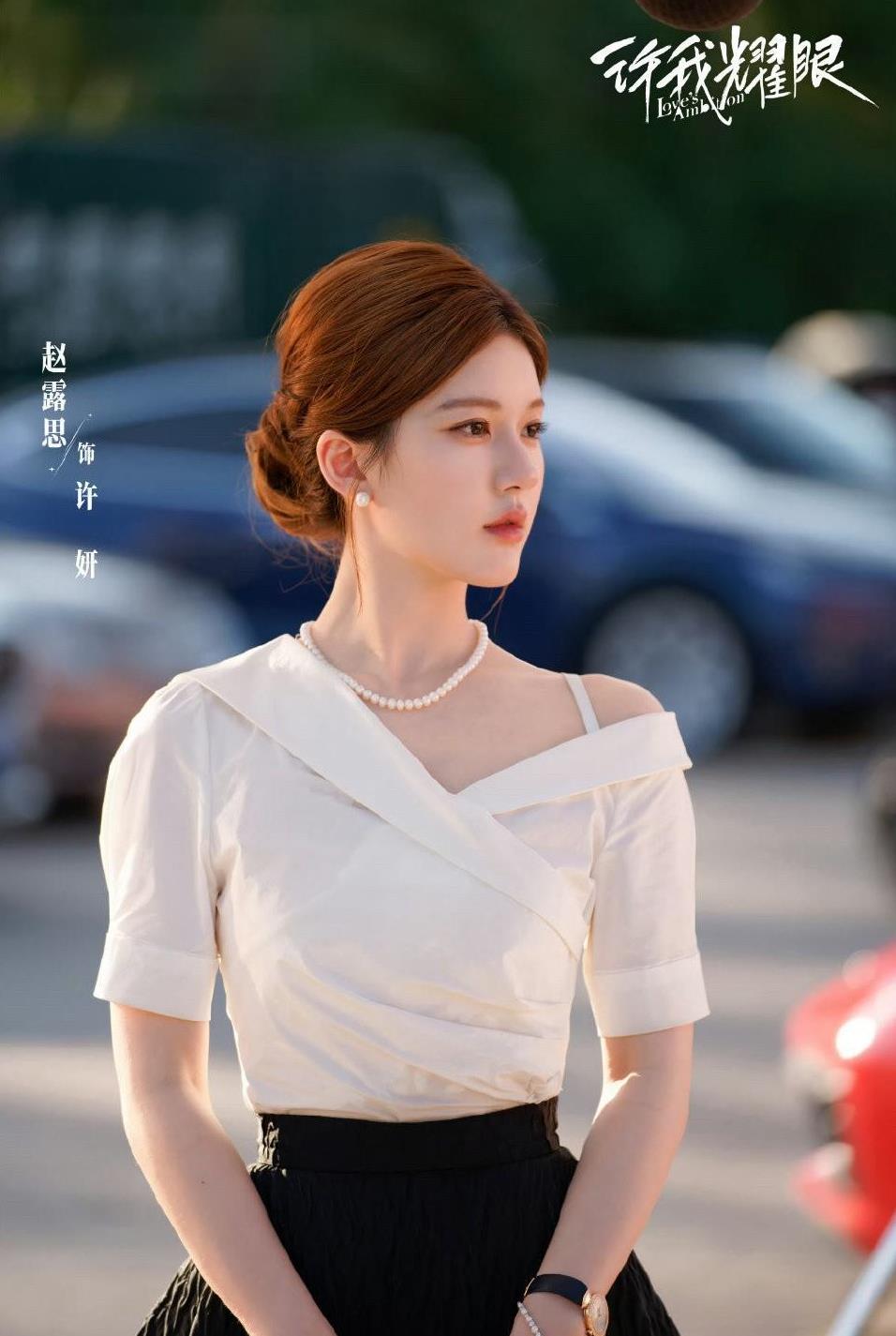 一觉醒来
赵露思快要赶上杨紫了
90花里面，论作品她代表作仅次于杨紫了，本来以为