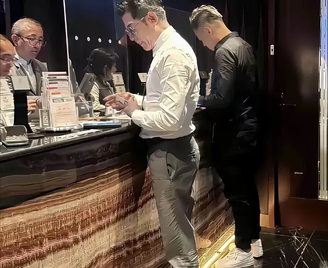 郭富城，这裤子的料子真不好，褶子也太多了。
