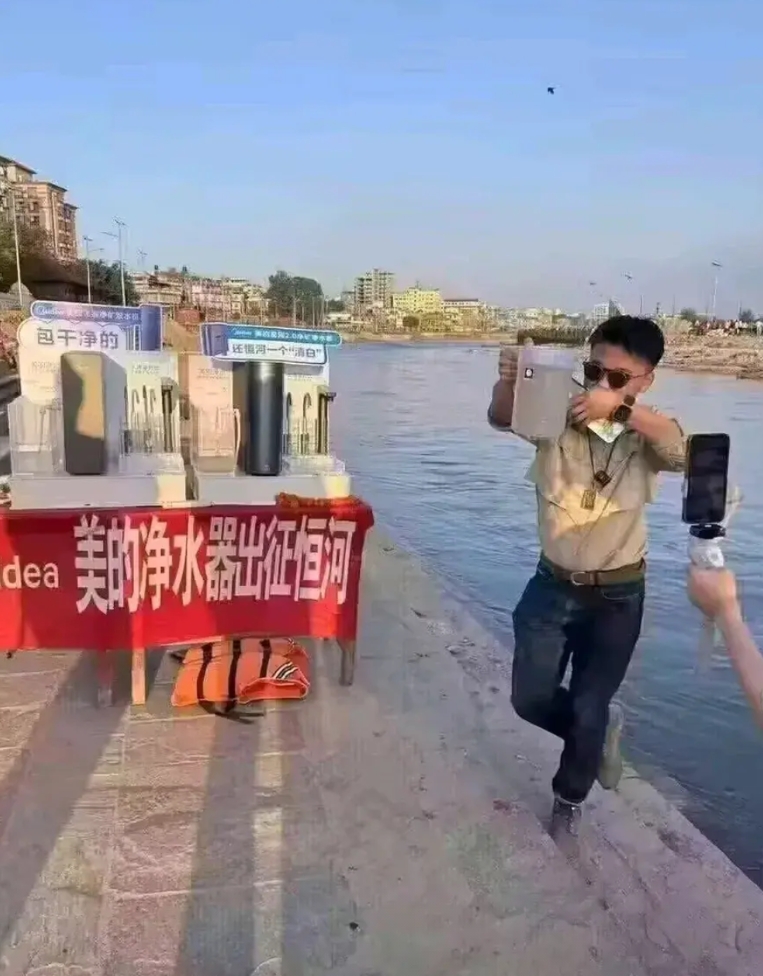 这两位勇士够狠，为了宣传自家的净水器，竟然跑到印度恒河那边，用净水器净化恒河水，
