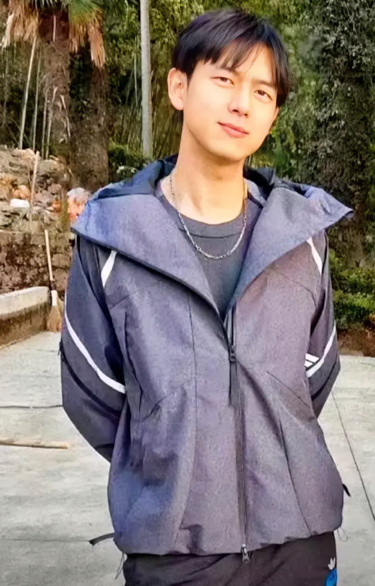现在最烦恼的人应该是李现了吧？
他烦恼的不是拍不完的戏上不完的班
也不是因为“打