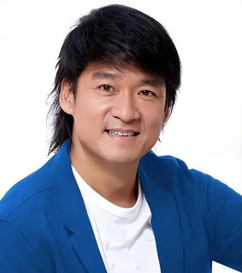 百字文：
周华健之子周厚安大婚，低调温馨引关注。34岁混血新郎与外籍女友步入婚姻
