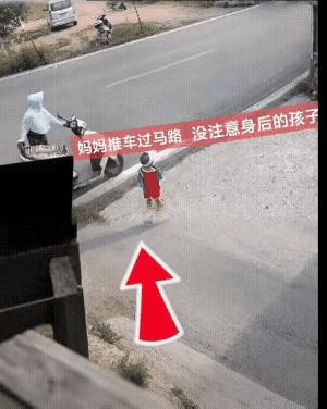 孩子太可怜了，妈妈失职
在马路上，妈妈骑着电车带着孩子，在过马路时，妈妈让孩子下