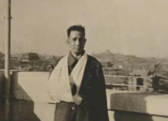 50年代，粟裕在北京医院手术时，取出右臂残留多年的弹头