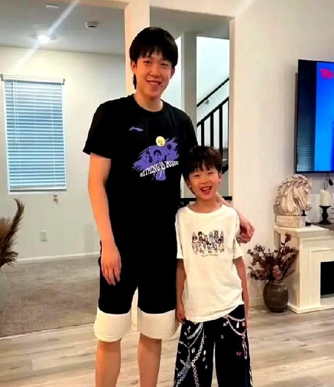 王楚钦把梁靖崑儿子抱成新一代头宠！
据说是美网间隙，奚美丽带凉皮探班，小娃一冲进
