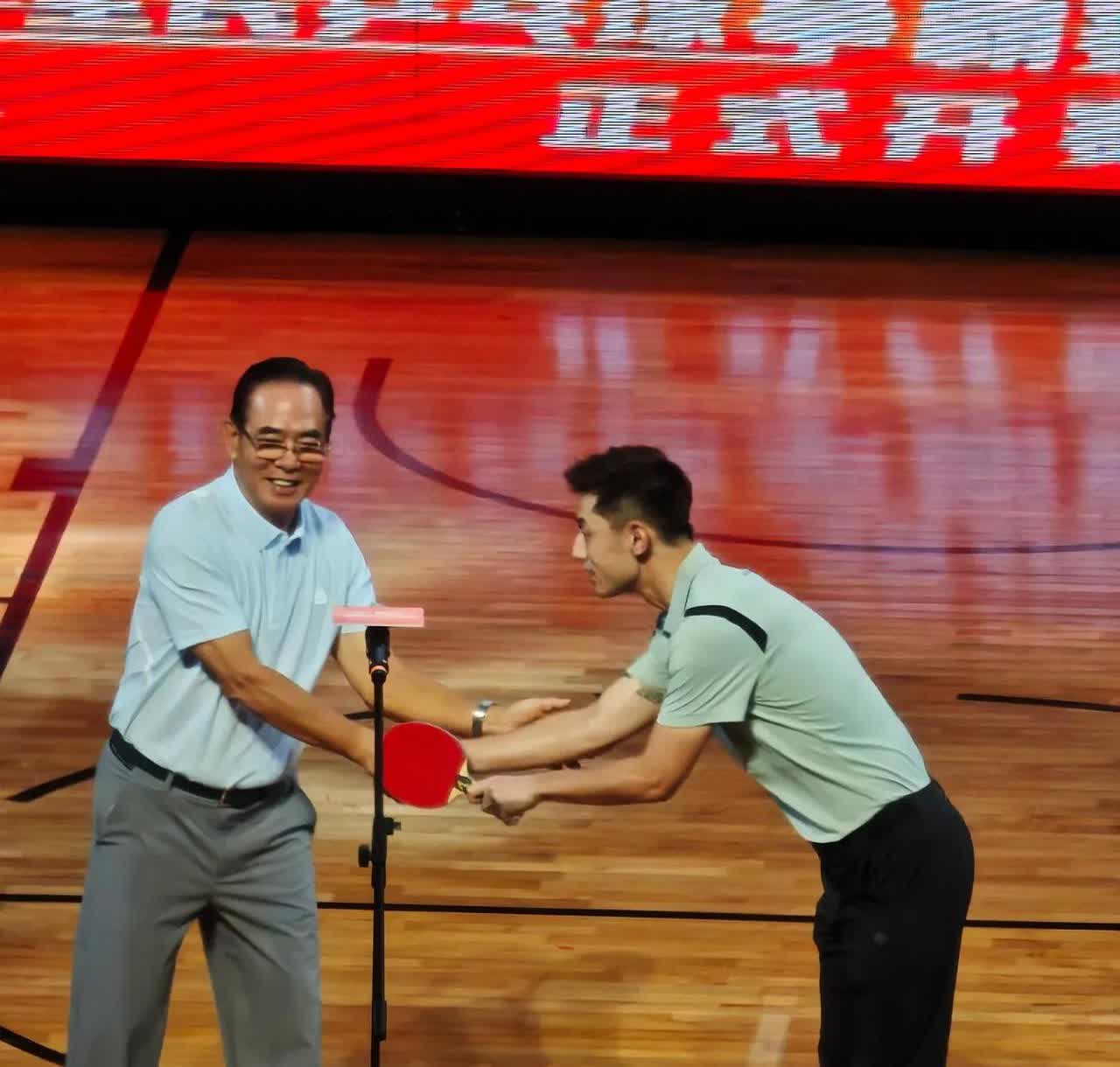 朋友从“张继科杯”现场回来，
就和我讲：张继科和印象里完全不一样了，感觉他变了