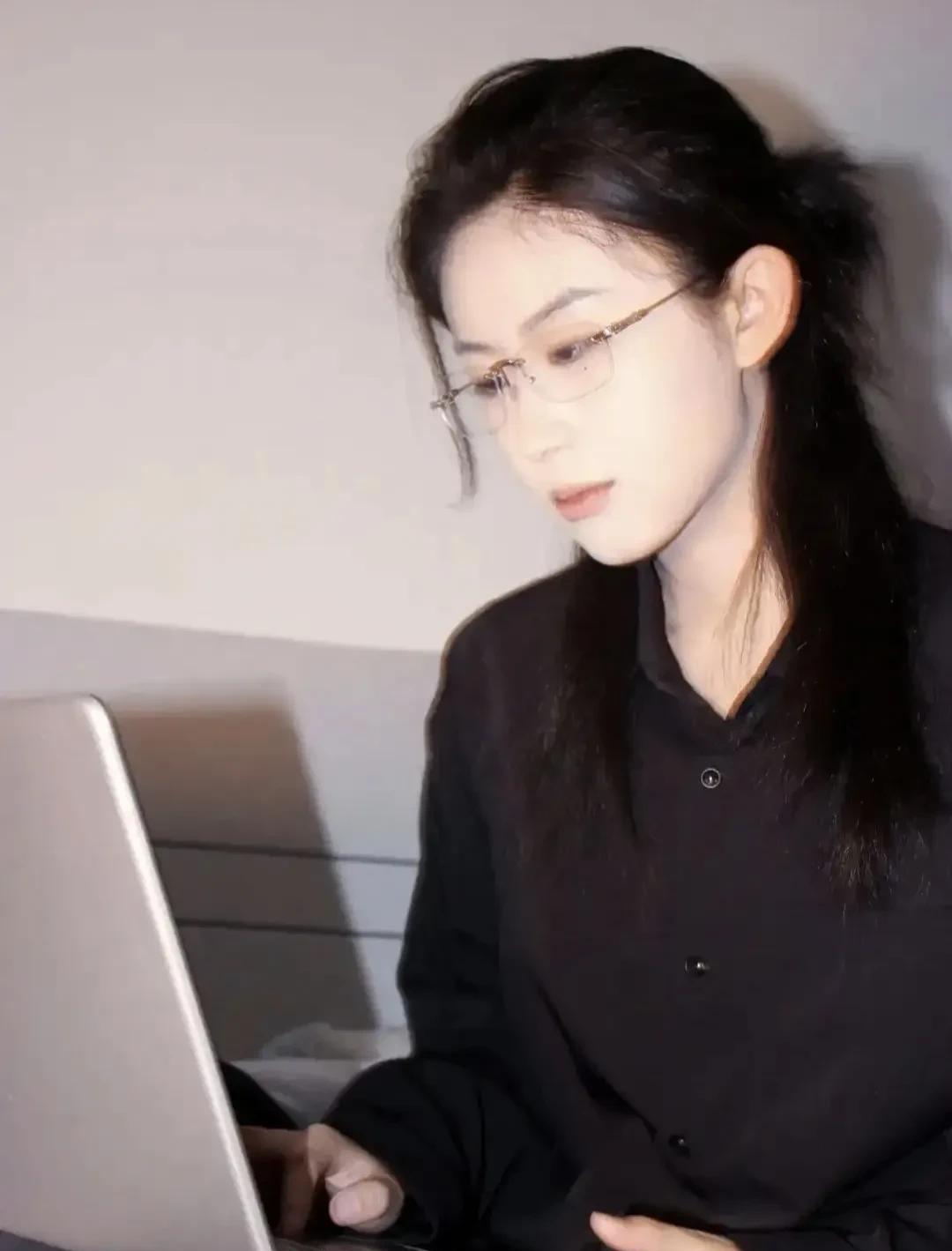 一眼就觉得是智商很高的女孩[看]