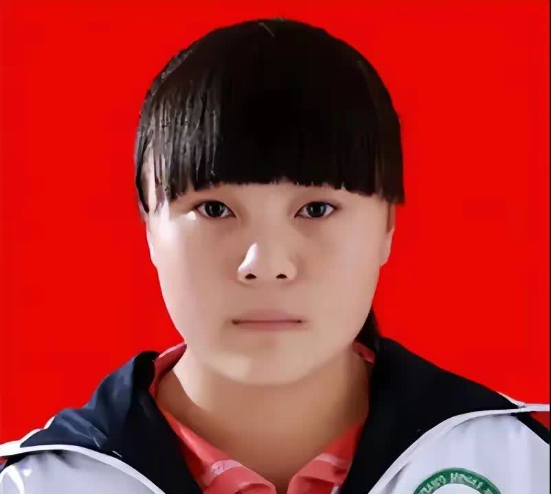 马佩瑶在四岁时母亲瘫痪，父亲为还债外出打工，她承担起照顾母亲的责任。六年后父亲组