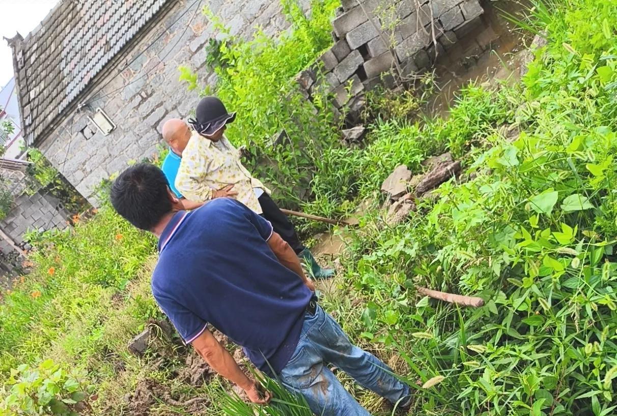 紧急呀！雨越下越大，房子被淹危机四伏，水沟根本来不及清理，我该如何是好？
谁懂啊
