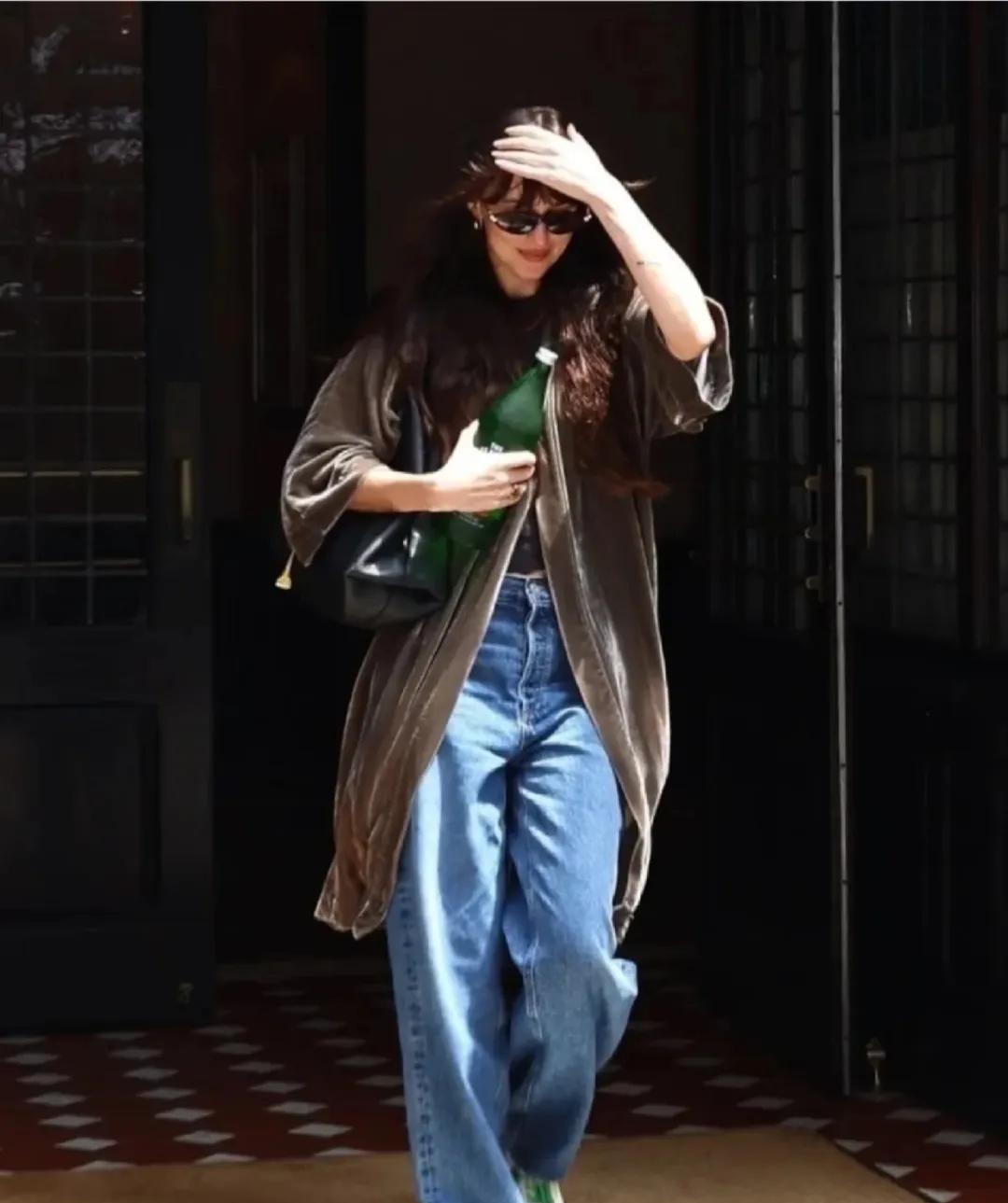 近日在纽约，这位女演员被拍到一身休闲搭配离开Greenwich酒店。