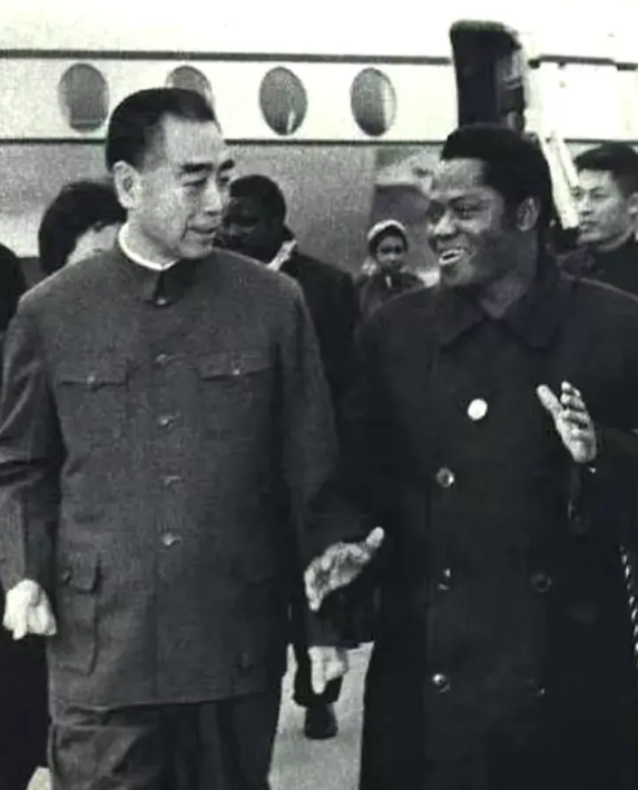 历史时光
1965年11月，周总理接见坦桑尼亚共和国副总统卡瓦瓦，两人在机场肩并