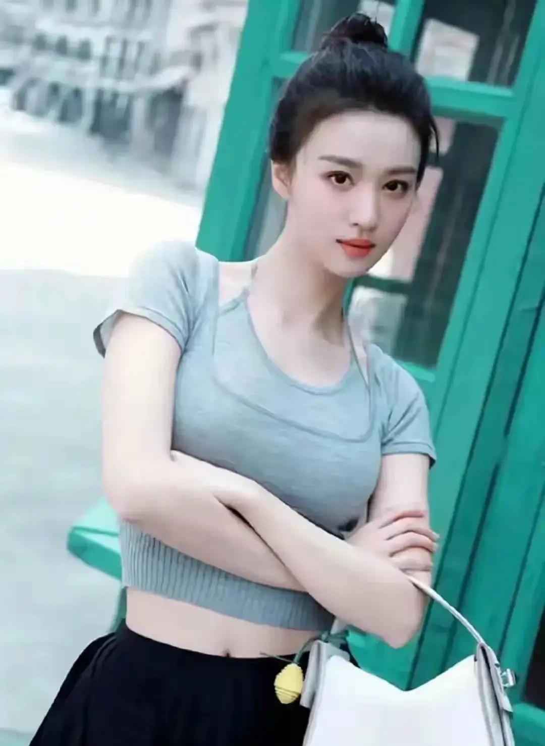 请问她是王楚然吗？长得非常有气质