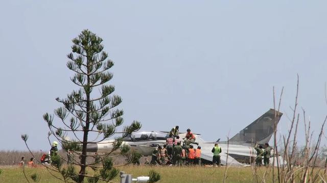 两岸军机在金门对峙，被解放军当面上了一课后，台军有了自知之明