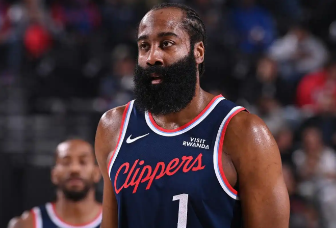 卢指导的战术已悄然改变
尽管嘴上还硬，但已发生几大悄然变化。
1.祖登1.5挡拆