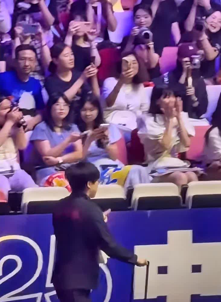 越怕什么就越来什么，
现场大叫“王楚钦，你最棒！”
怕影响到别人比赛，
大