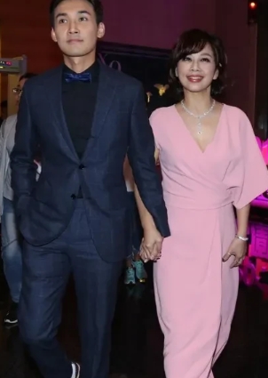  陈松伶真是娱乐圈最幸福女人！

 嫁给年轻帅气老公张铎，暖男一枚！
 张铎演技