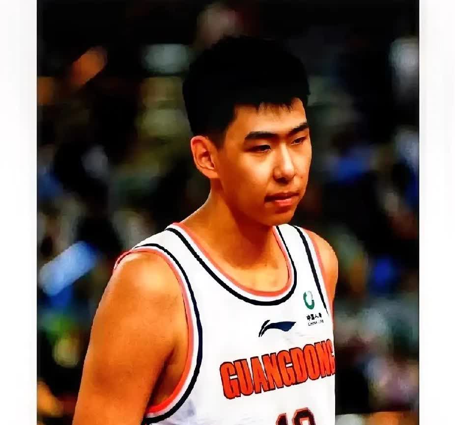 2米26的巨人，被70万年薪锁喉！

广东想用五年350万买断他全部青春，徐