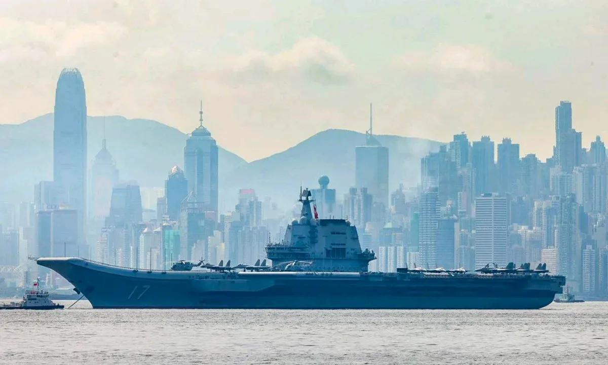 山东舰航母与香港维多利亚港同框！
