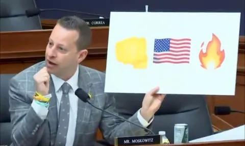 绝密群聊事件真的闹大了！
美国国会上莫斯科维茨直接拿出了打印好的”拳头、美国国旗