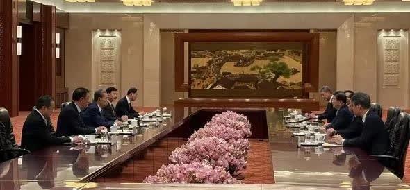 《韩民族日报》27日消息：韩国特使团团长朴炳锡引用我国领导人的讲话——“你中有我