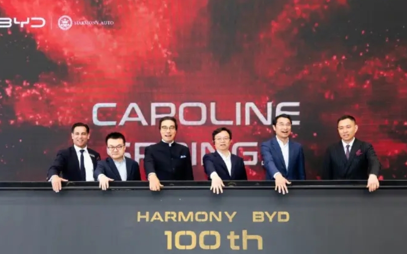 比亚迪船夫最近周游列国。
先去泰国给泰国足协主席交车，也是比亚迪泰国的第9000