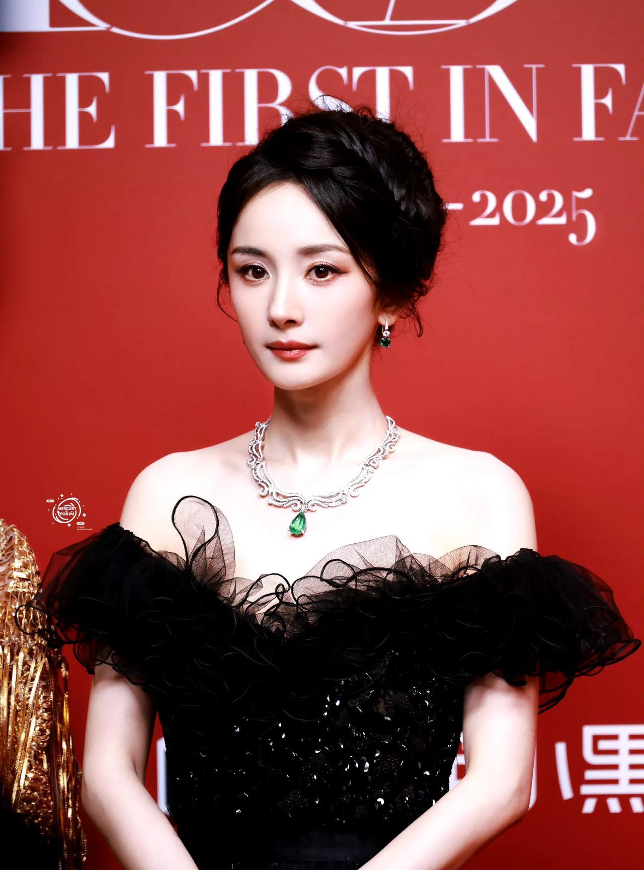 [心]#第1时尚带你看大明星# 救命！@杨幂 这次美到犯规！[心]一袭一字肩黑纱
