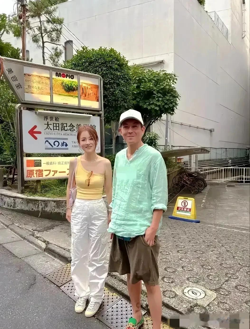 冠希哥在日本和一名女粉丝的合影。 虽然退出江湖多年，但冠希哥的传说，仍旧在民间流