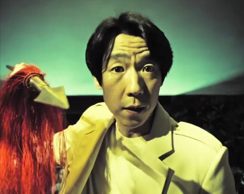 《扫黑风暴》里他演孙兴，对着徐英子狞笑那下，观众隔着屏幕都起鸡皮疙瘩；《扫毒风暴