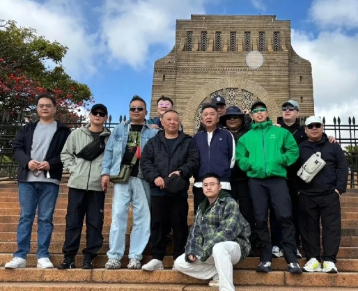 郭德纲带领高峰、栾云平、烧饼、张鹤伦等人去海外巡演了。

第一站是南非约翰内斯堡