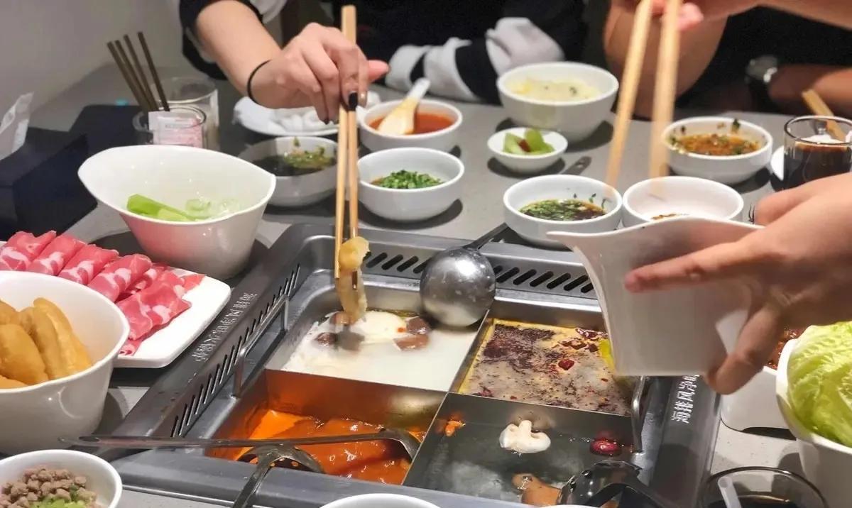 大众餐饮服务企业出了事故怎么解决问题？
有且只有一个答案，赔钱，真诚的赔钱，真诚