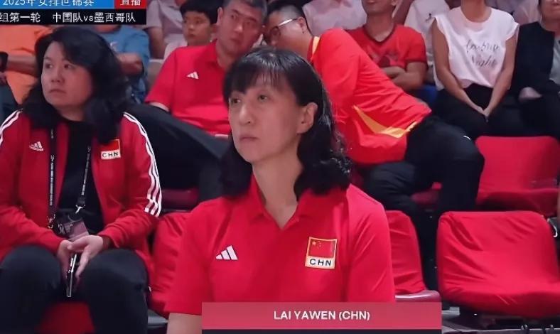 赖亚文主任昨天晚上应该是在场下看新组建的中国女排打比赛，看得最轻松的一次吧？
虽