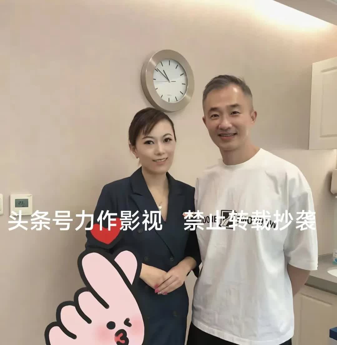 自缺席上周《智力大冲浪》节目三十一周年聚会后，知名主持人程雷在上周末总算现身了。