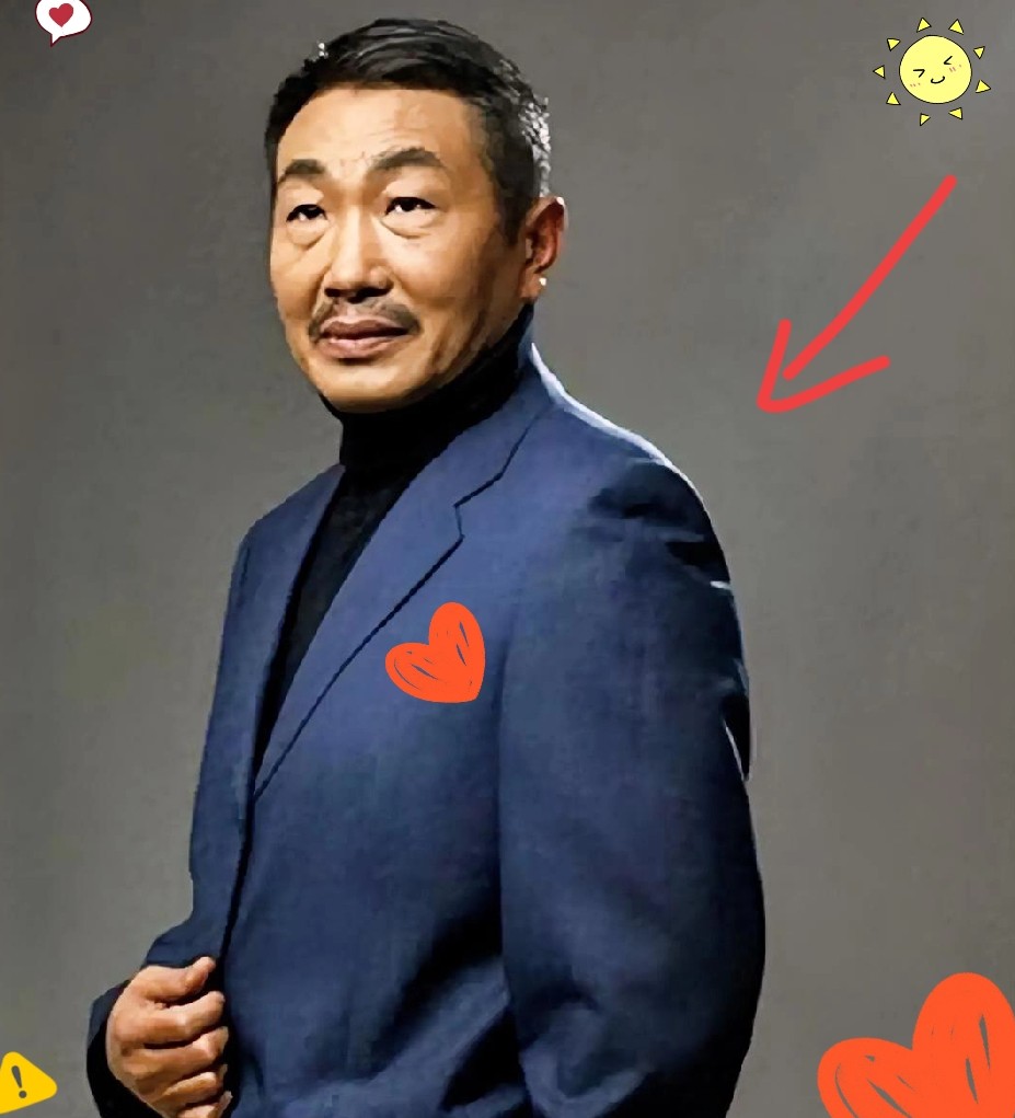 家人们谁懂啊！
68岁的国家一级演员杜源，
放着找上门的戏不接，居然跑去幼儿园面