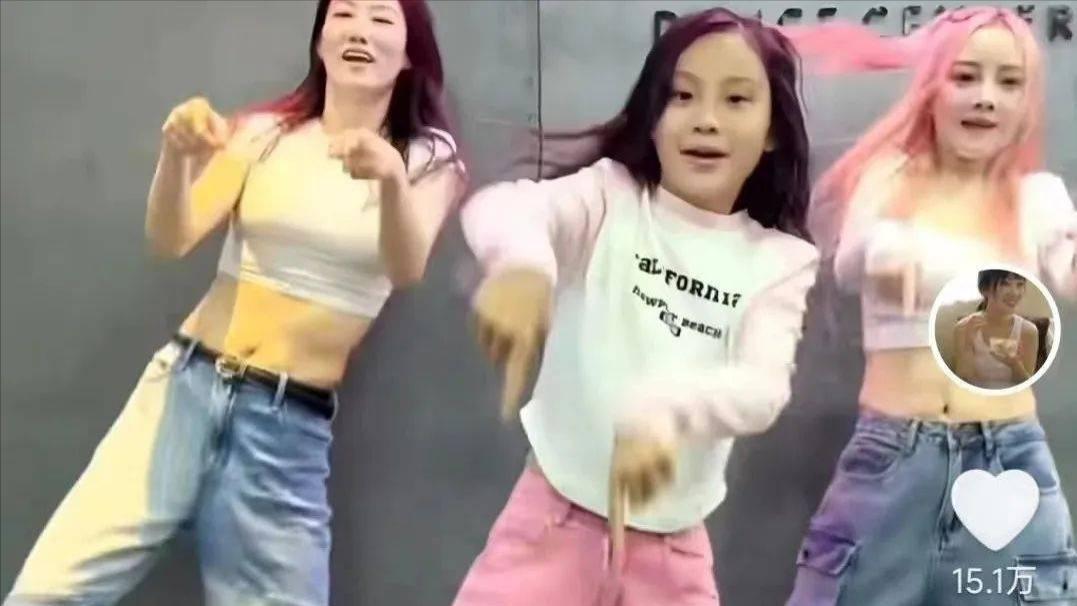 李小璐现身大排档吃饭，一袭豹纹显老气！男粉丝争抢合影来者不拒