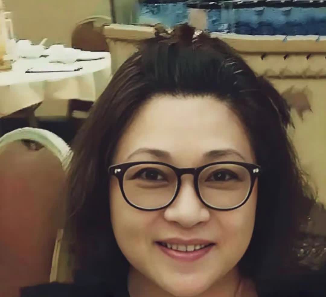 她是李连杰的同门师姐前妻，曾经出演电影《少林小子》《南北少林》现如今63岁，依然