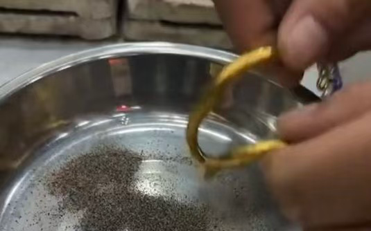 50克金手镯竟含30克沙子，女子为救患病儿子出售手镯，剪开那一刻傻眼了