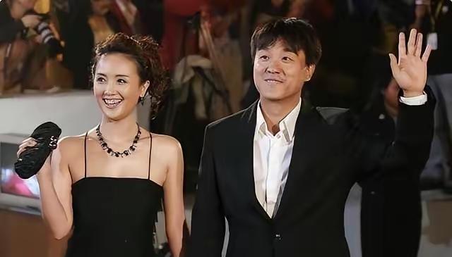 何冰牵着他的老婆走红毯
绝对是一副画，一样的漂亮帅气，他的老婆也是一位演员，就这