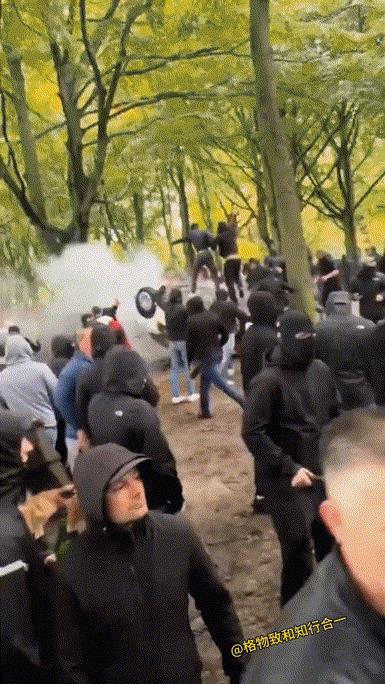 荷兰暴发反移民的抗议活动，警车被驱离。欧洲人再不行动起来，保卫自己的家园，就彻底