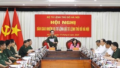 越军首都河内司令部司令换人
6月10日下午，越南国防部长潘文江大将和河内市委书记