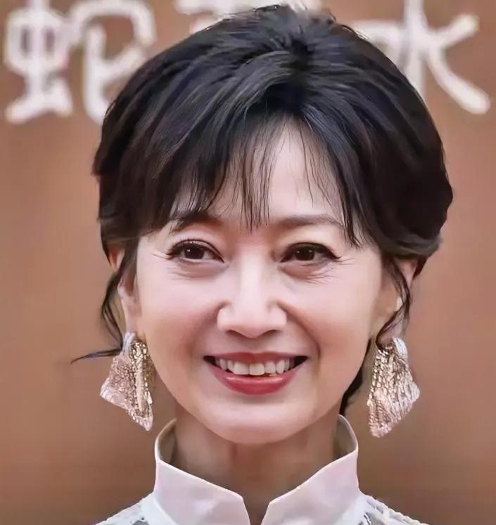 赵雅芝不笑，皱纹是看不出来的，人家根本就不在乎滤镜，这就是天然脸，笑起来，只是眼