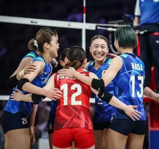 日本女排3：2战胜土耳其后，
日媒：
“没有比中国女排更让日本球迷更开心的事情，