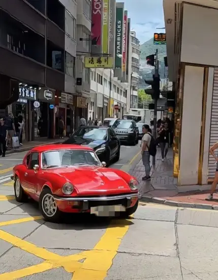 年代感扑面而来，老古董的车，有认识的吗
