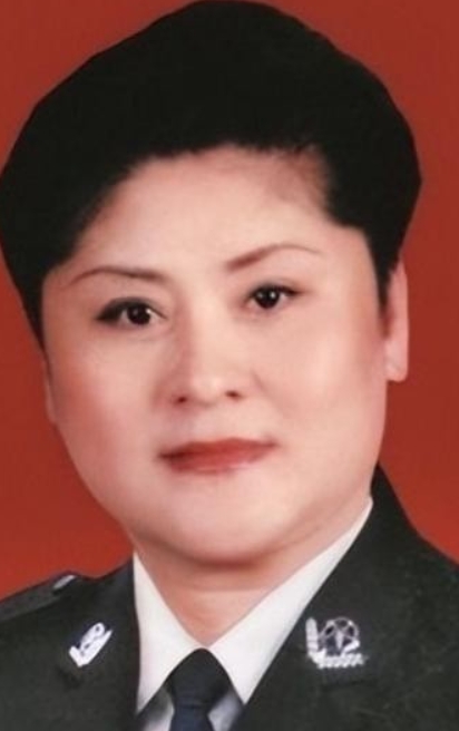 1988年，郑州一漂亮女子被两名壮汉强行塞进出租车内。趁车子急刹时的惯性，女子猛