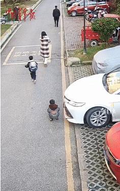 “手机比儿子还亲？”宝妈带儿子出门，却一直低头玩手机！不料，5岁儿子瞬间被卷入车