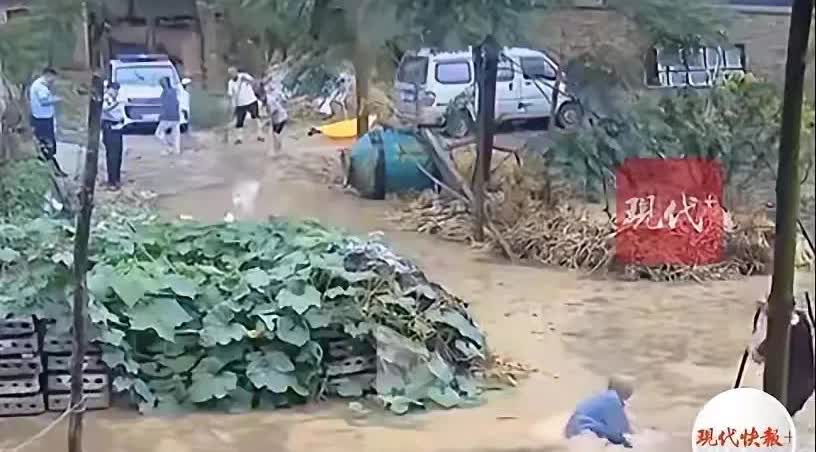 网络猛于虎
河南警官现在处于风口浪尖，因为没有及时去扶老人，被全国网民喷。
