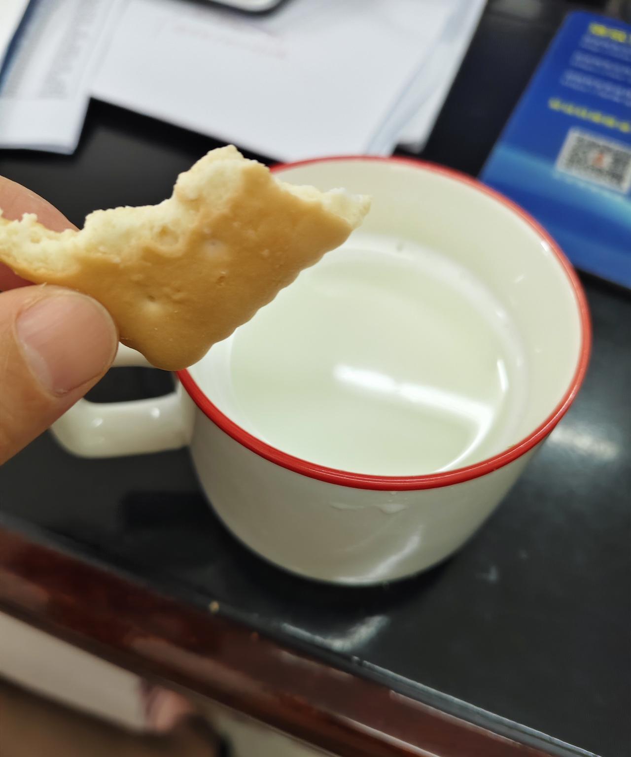 昨天早上9点钟，刚到了二楼，就发现人事已经到了。
我说，“你今天没什么安排吧？周