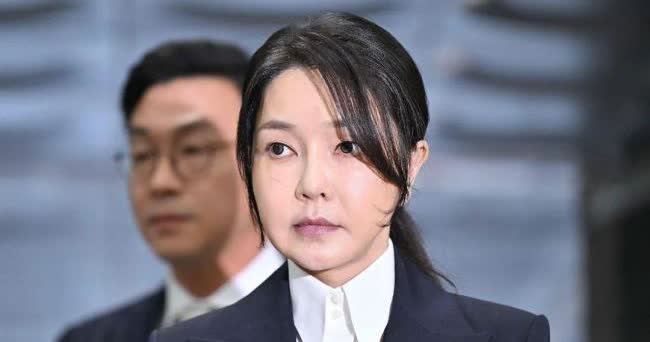 特检组5次都没撬开金建希的嘴！
特检组今天将起诉金建希。昨天是拘留金建希后的第