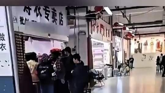 镇江：老外扎堆买寿衣穿，不认识？还是它用